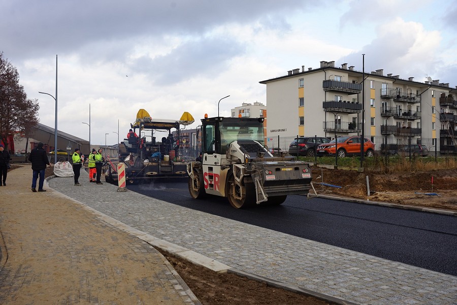 wylewanie betonu na ulicy